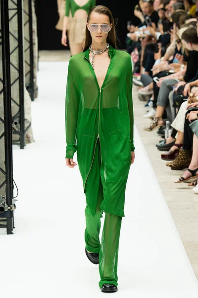 Look 17
